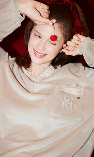 大人気ドラマ「エミリー、パリへ行く」とのコラボ: | ピーチ・ジョン